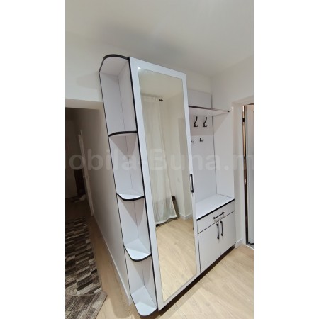 Мебель для небольшой прихожей с местами для хранения вещей.